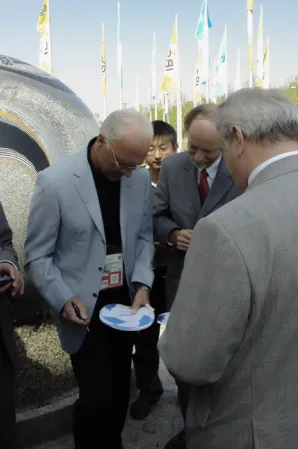 Franz Beckenbauer signiert eine Autogramkarte