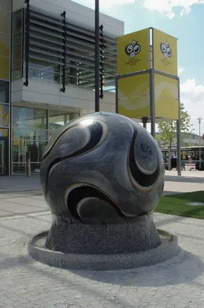 Schwimmende Kugel die aussieht wie der offizielle Fussball der Fifa WM 2006