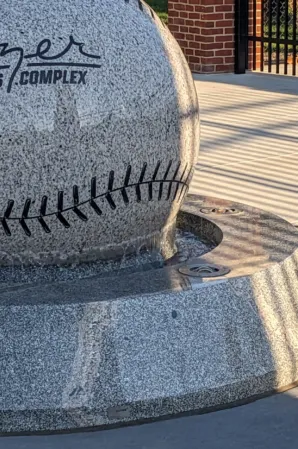 Schwimmende Kugel aus Granit mit eingraviertem Baseball