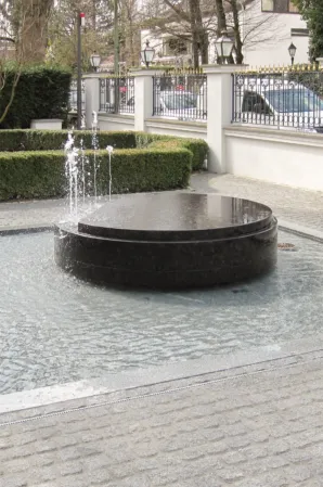 Drehende Scheibe aus schwarzen Granit mit Fontänen