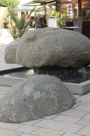 Findlinge in einem Brunnen