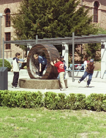 Drehender Ring mit spielenden Kindern