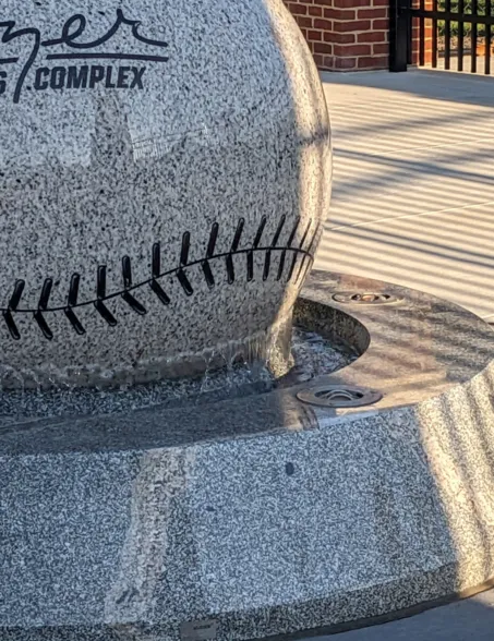 Schwimmende Kugel aus Granit mit eingraviertem Baseball