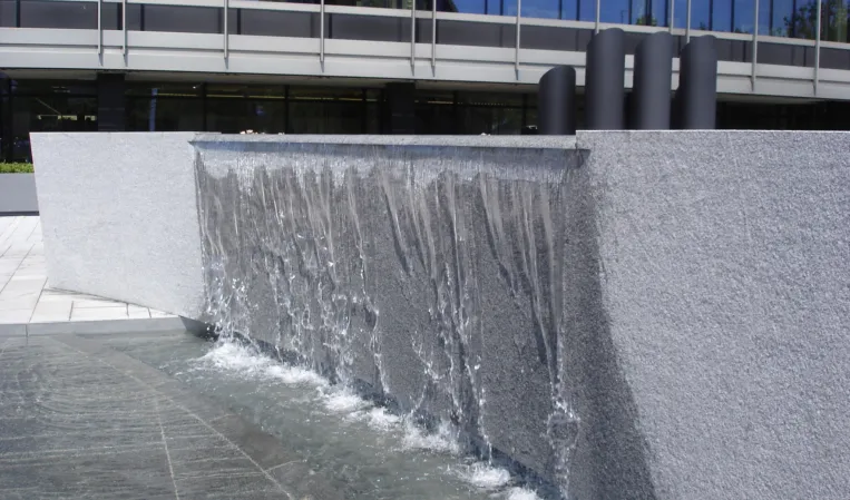 Wasserwand aus Granit