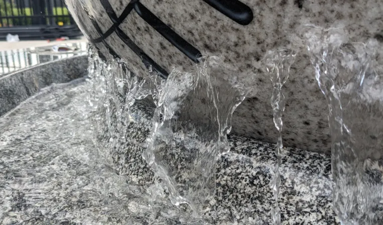 Detailaufnahme eines Wasserfilm