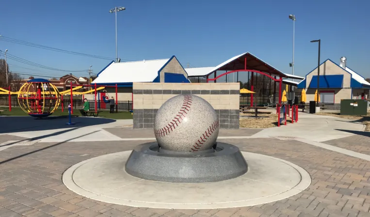 Schwimmende Kugel aus Granit mit eingraviertem Baseball