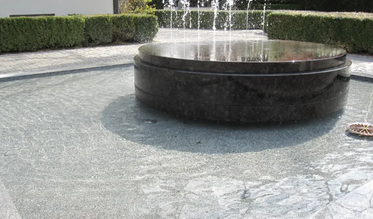 Drehnde Scheibe aus schwarzen Granit mit Fontänen