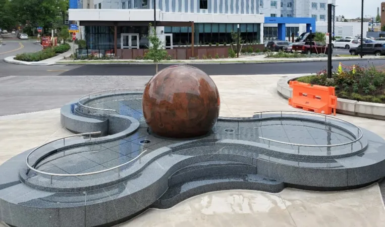 Rot Granitkugel in einer Brunnenanlage