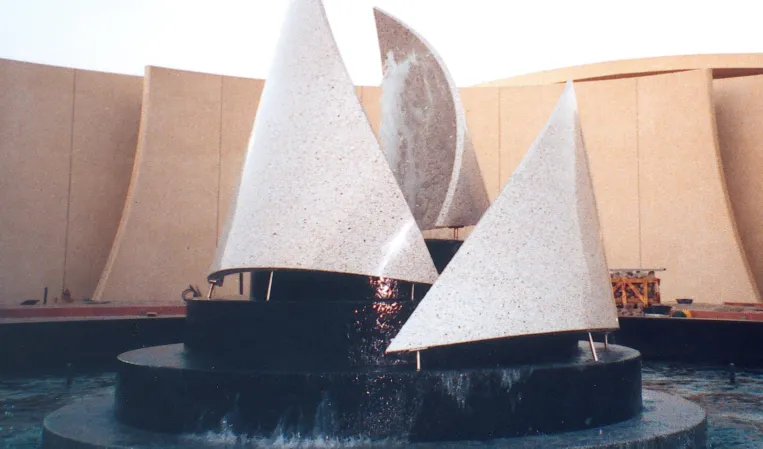 Skulptur eines Segels in einem Brunnen