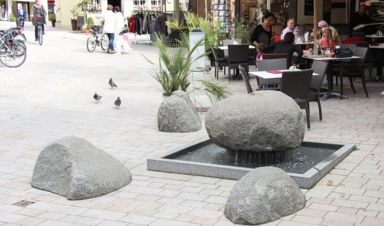 Brunnen mit taumelnden Findlingen