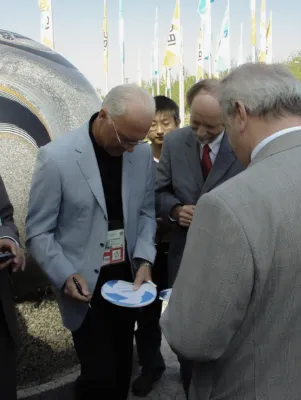 Franz Beckenbauer gibt ein Autogram