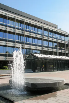 Eine drehende Scheibe eines Brunnen mit großen Fontänen