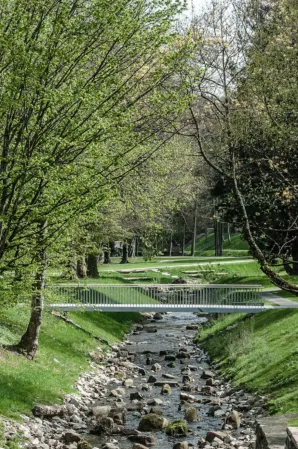 Fußgängerbrücke in einem Park