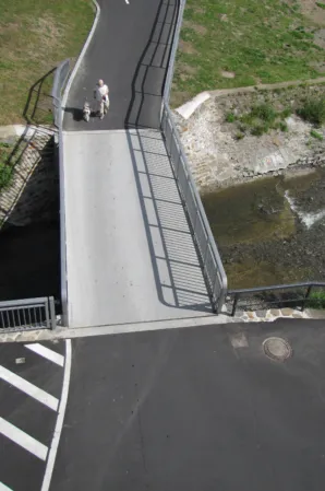 Vogelperspektive einer vorgespannten Granitbrücke