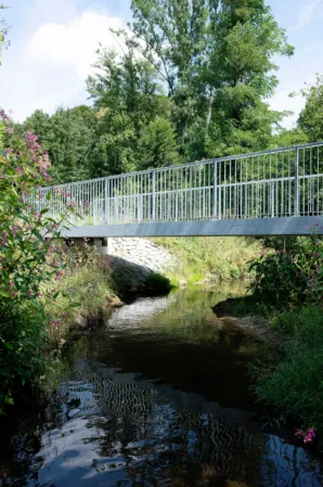 Radwegbrücke in einem idylischen Flußlauf