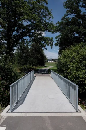 Radwegbrücke aus vorgespannten Granit