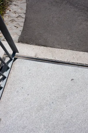Barrierefreier Anschluss einer Granitbrücke