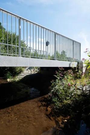 vorgespannte Granitbrücke über einen Fluss