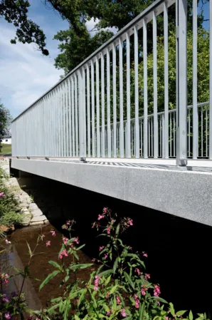 Geländer einer Granitbrücke