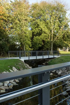Radwegbrücke in einem Park