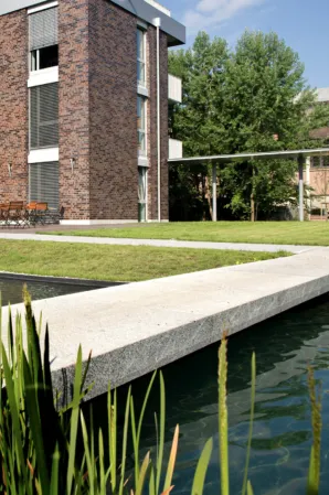 Teichbrücke aus Granit ohne Geländer
