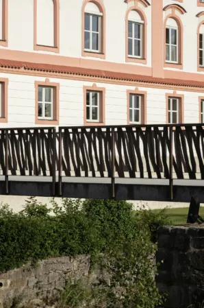 Brücke vor einem Schloss