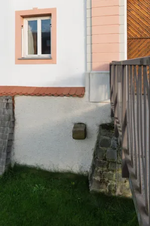 Brückenpfeiler aus Naturstein in einem Schloss integriert