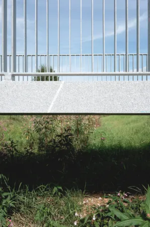Seitenansicht einer Granitbrücke