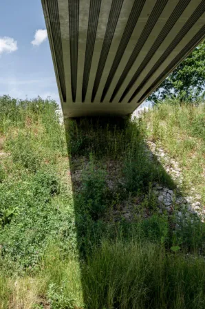 Untersicht auf eine vorgespannte Granitbrücke mit Blick auf Spannstahllitzen