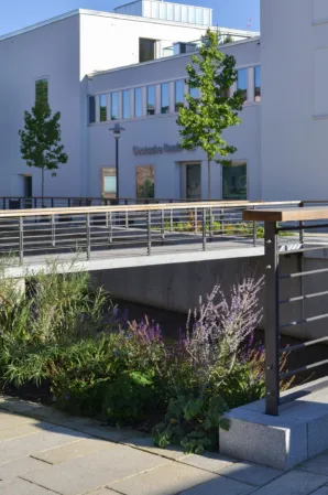 Grantibrücke mit Geländer in einem urbanen Umfeld