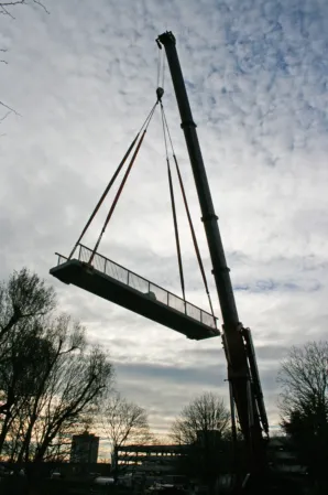 Kraneinhub einer Granitbrücke