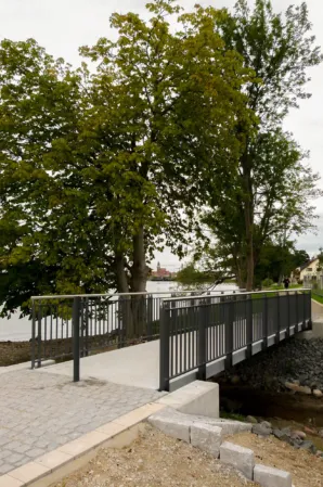 Granite pedestrian bridge in Waren