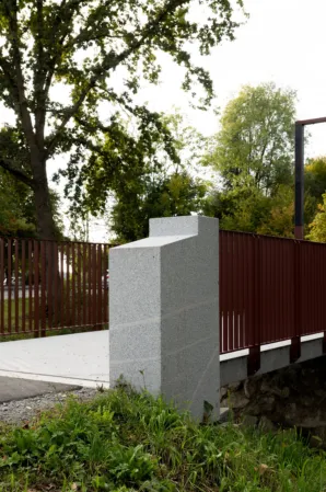 massiver Eckpfeiler einer vorgespannten Granitbrücke