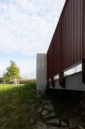 Seitlich montiertes weinrotes Geländer einer Brücke