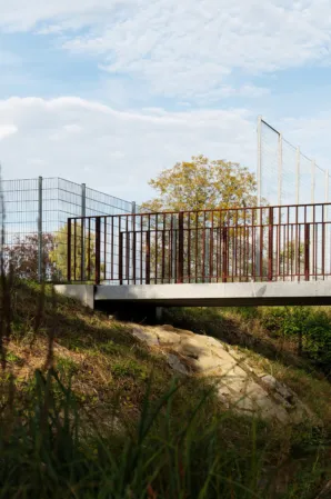 Fußgängerbrücke aus Granit