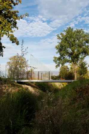 Fußgängerbrücke über einen natürliche Bachlauf