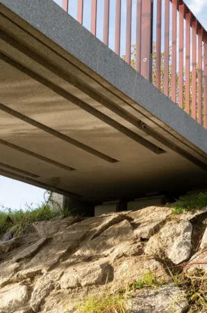 Unteransicht einer vorgespannten Granitbrücke