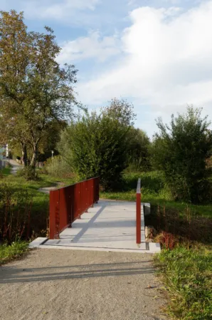 Fußgängerbrücke aus Granit mit seitlichen Lichteinfach und interessanten Lichtspiel