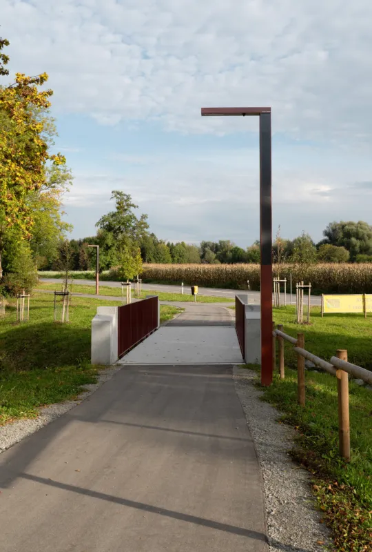 Radwegbrücke mit Strassenlaterne