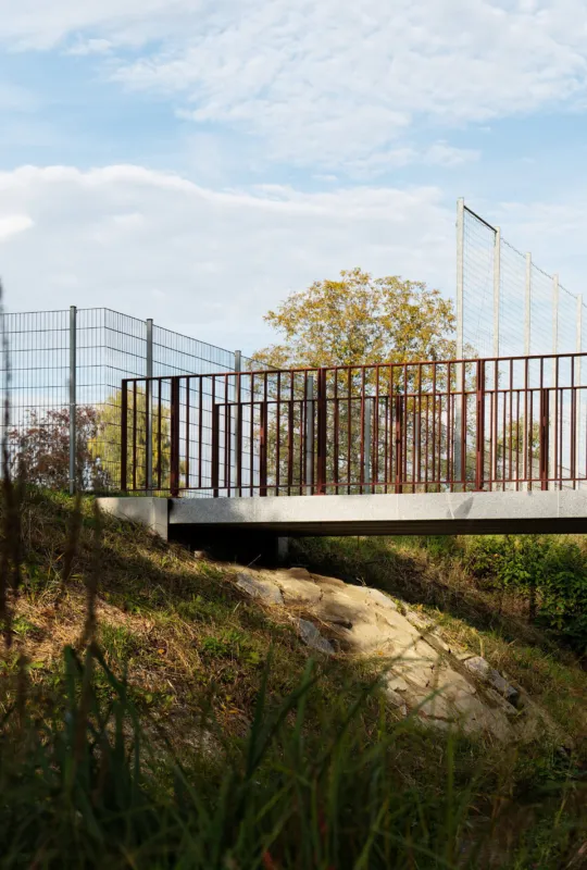 Fußgängerbrücke aus Granit
