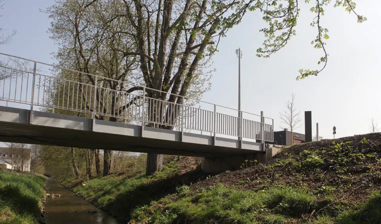 Fußgängerbrücke mit seitlich montiertem Geländer