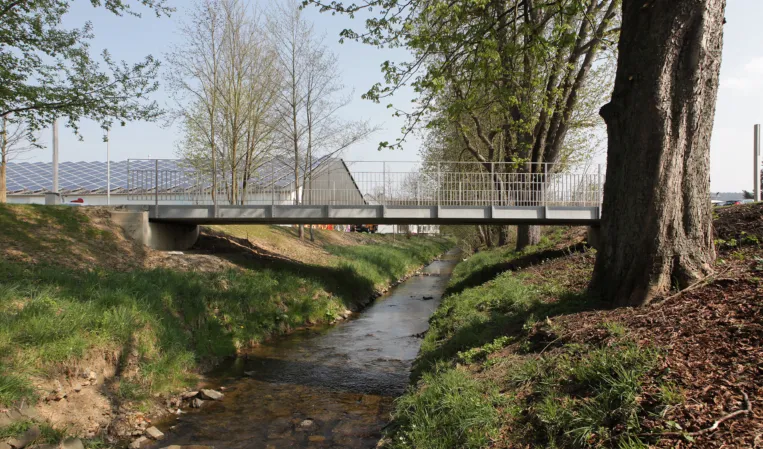 Fußgängerbrücke über einen Bach