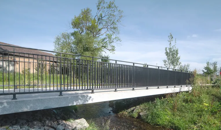 Lange vorgespannte Granitbrücke
