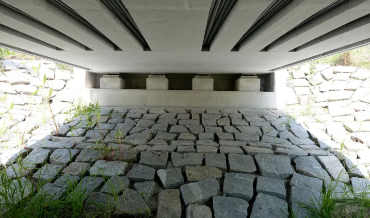 Untersicht der Konstruktion einer vorgespannten Granitbrücke