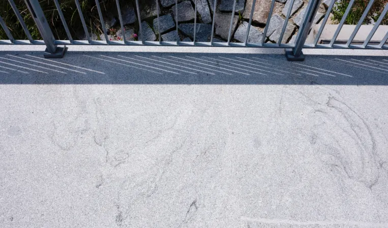 Fugenlose Oberflächer einer Granitbrücke