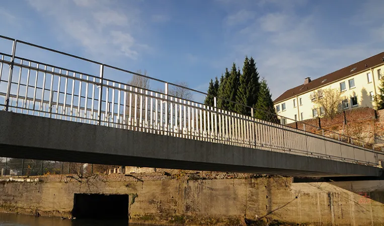 sehr lange vorgespannte Granitbrücke