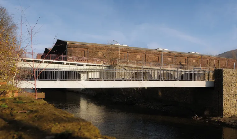 sehr lange vorgespannte Granitbrücke