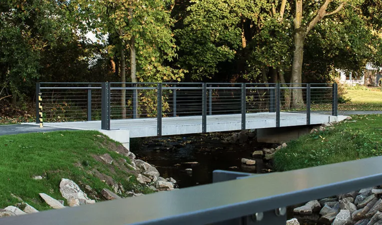Radwegbrücke in einem Park