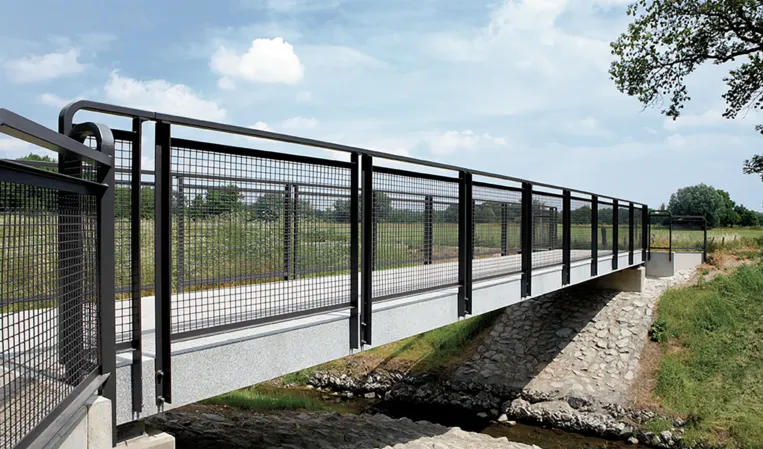 Fußgängerbrücke mit schwarzem Geländer
