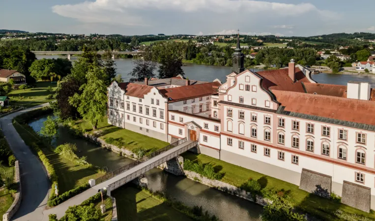 Luftperspektive auf das Schloss Neuhaus am Inn